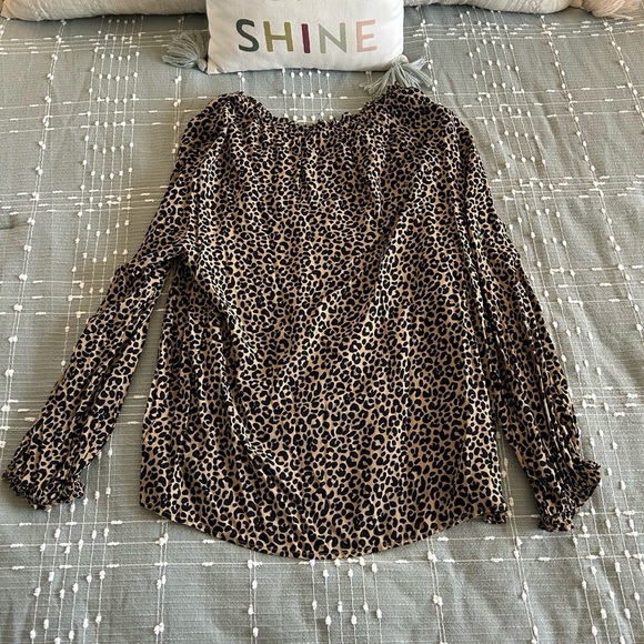 Old Navy Leopard print long sleeve blouse size M - Picture 4 of 5